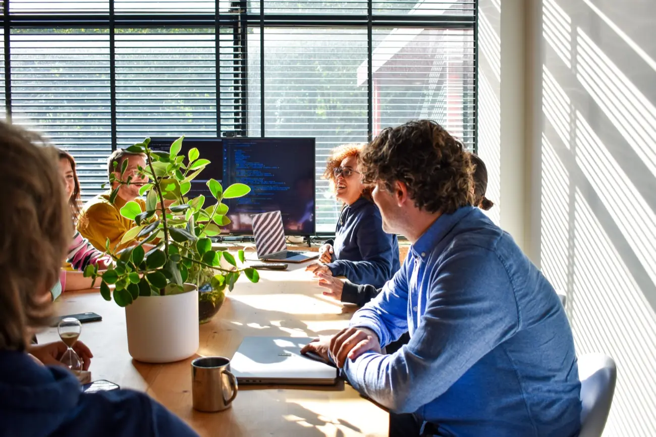 Het Brthrs-team in overleg aan tafel